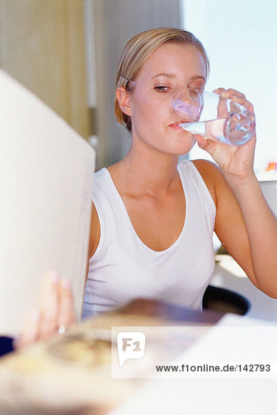 Eine Frau trinkt Wasser