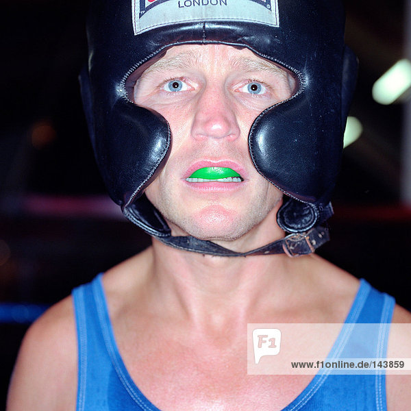 Boxer mit Mundschutz