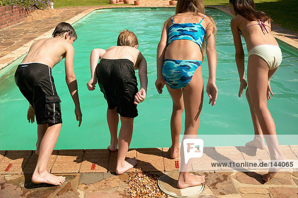 Kinder  die in den Pool springen wollen