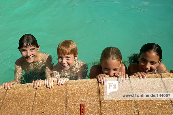 Kinder  die am Pool lächeln