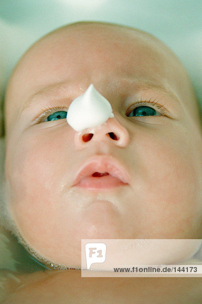 Baby mit Seife auf der Nase