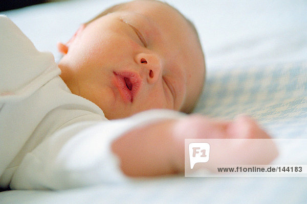 Neugeborener schlafend