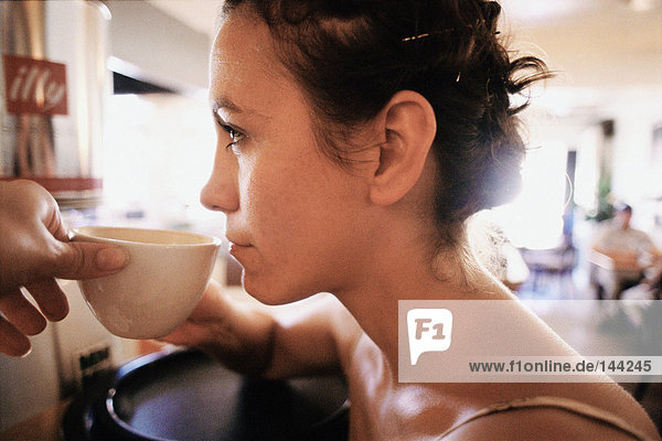 Junge Frau bei einem Kaffee
