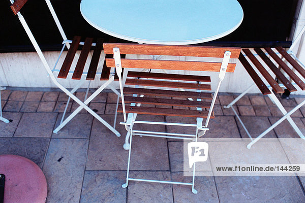 Leere Stühle und Tische im Freien
