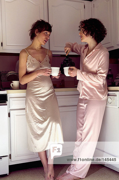Frauen trinken Tee in der Küche