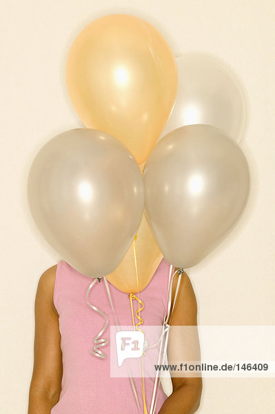 Frau hält einen Haufen Ballons in der Hand