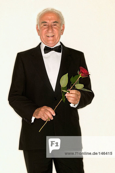 Älterer Mann mit einer Rose