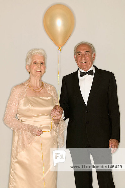 Seniorenpaar mit einem Ballon
