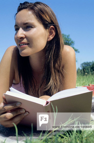 Frau mit Buch im Freien