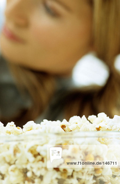 Frau mit Schale Popcorn