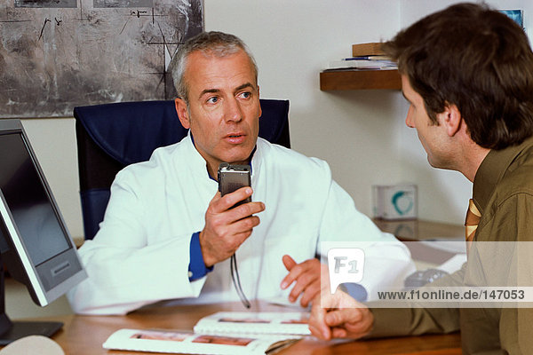 Mann im Gespräch mit einem Arzt