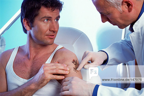 Mann mit entferntem Tattoo