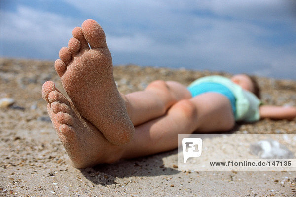 Mädchen beim Sonnenbaden am Strand