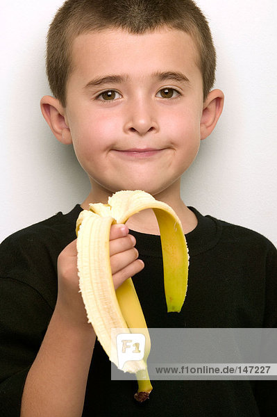Junge mit einer Banane