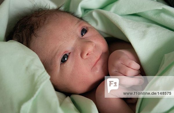 Neugeborenes Baby ein Blatt umwickelt Nahaufnahme
