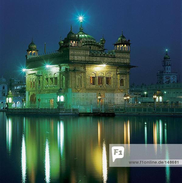 Gurdwara beleuchtet in der Nacht  goldener Sahib  Amrit Sovar  Amritsar  Punjab