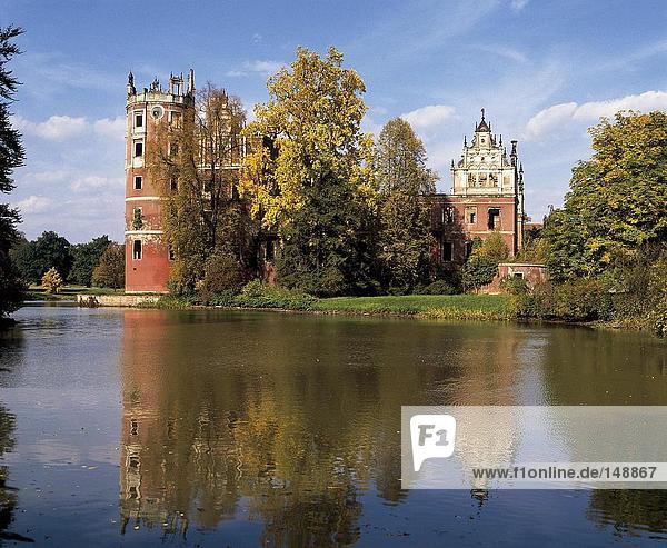 Reflexion des Schlosses und Bäume im Wasser  Muskau Schloss  Muskau  Niedersachsen  Deutschland