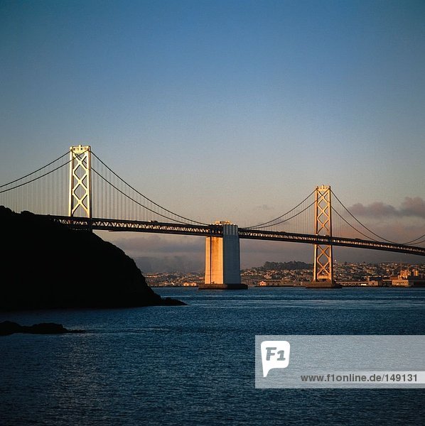 Brücke über Fluss bei Dämmerung  Bay Bridge  San Francisco  Kalifornien  USA