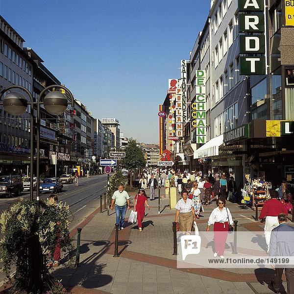 Menschen zu Fuß auf Bürgersteig  Düsseldorf  Nordrhein-Westfalen  Deutschland