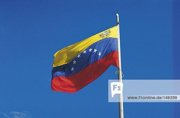 Untersicht der venezolanischen Flagge gegen klaren blauen Himmel  Venezuela
