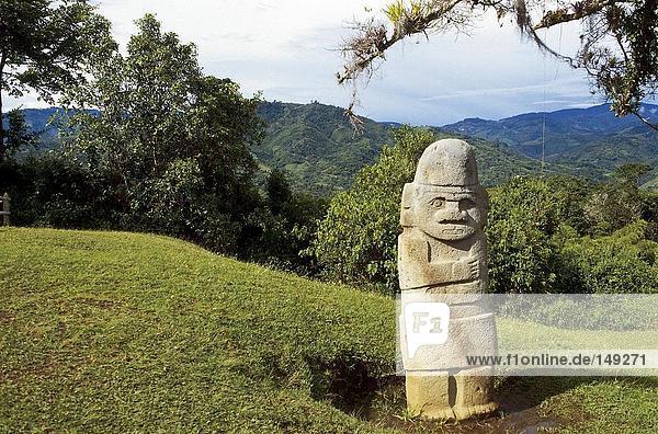 Antike Skulptur auf grasbewachsenen Landschaft  Kolumbien
