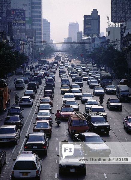 Verkehr auf Road in Bangkok Thailand-Stadt