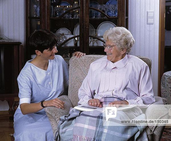 Weiblicher Patient im Gespräch mit einer Krankenschwester