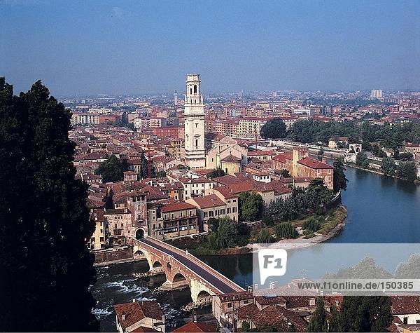 Brücke über Fluss  Ponte Pietra  Etsch  Verona  Provinz Verona  Region Venetien  Italien