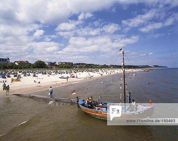 Menschen auf Boot am Strand  Insel Usedom  Mecklenburg-Vorpommern Deutschland