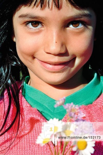Porträt des Mädchens mit Blumenstrauß