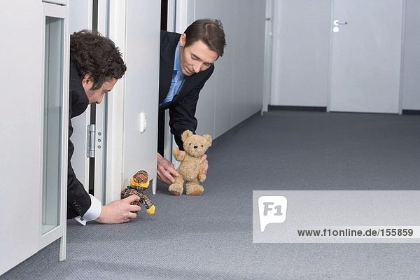 Geschäftsleute beim Spielen mit Teddybären