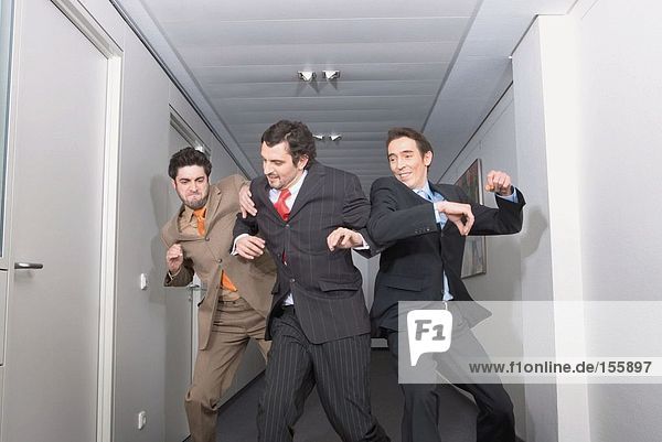 Geschäftsleute kämpfen im Korridor