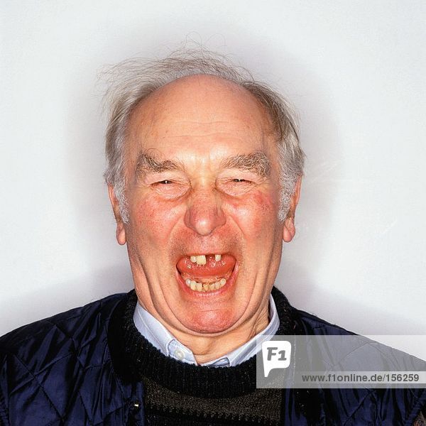 Älterer Mann mit fehlendem Zahn