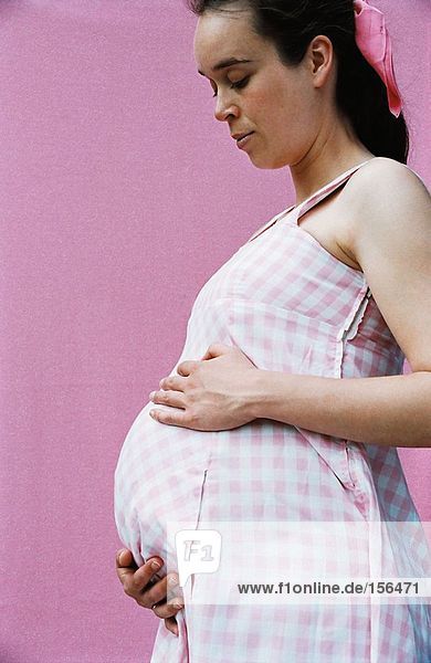 Profil einer schwangeren Frau