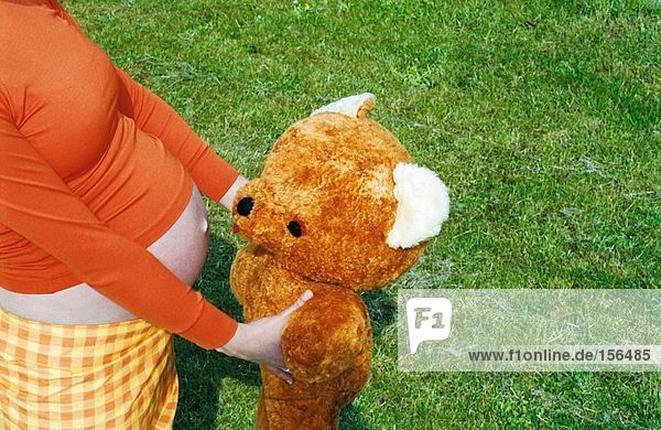 Schwangere Frau mit Teddybär