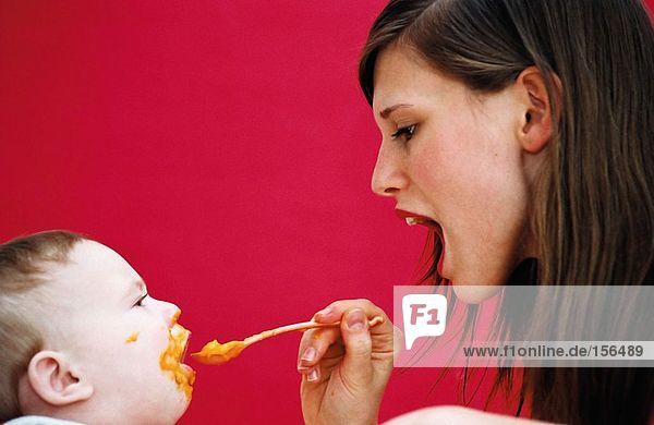 Mutter füttert Baby