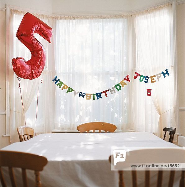 Zimmer zum Geburtstag dekoriert