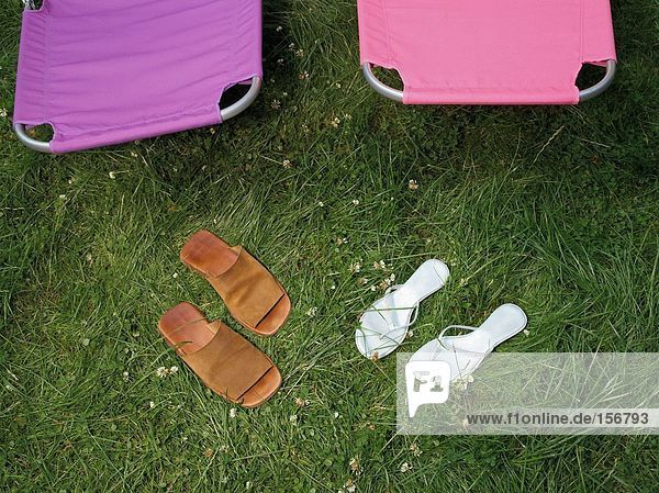 Sandalen und Liegestühle im Garten