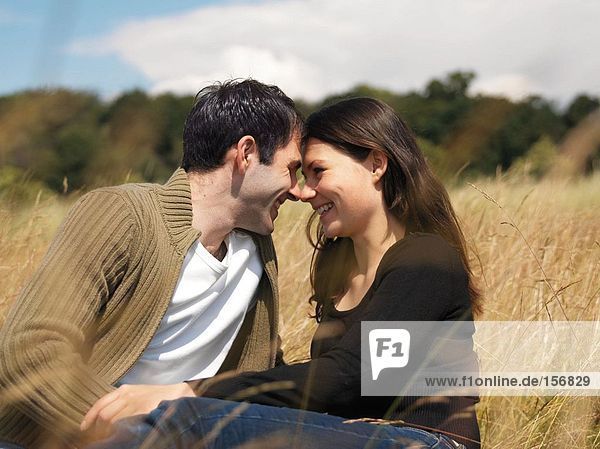 Junges Paar beim Küssen im Feld