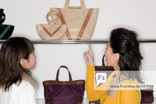 Frauen Einkaufen für Handtaschen