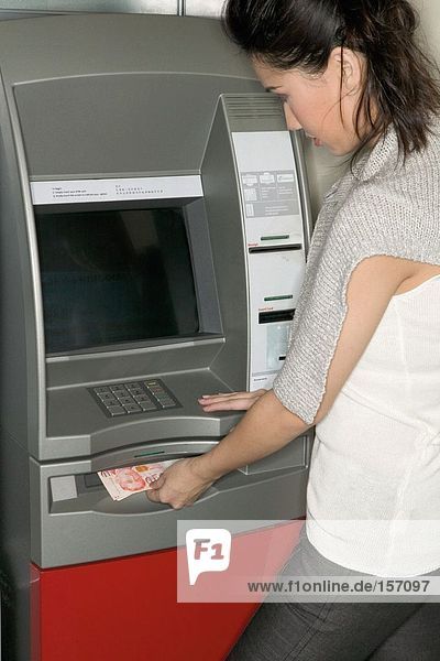 Frau mit einem Geldautomaten
