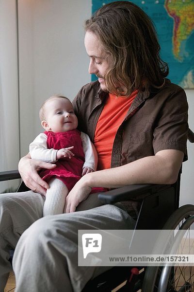 Behinderter Mann mit Baby