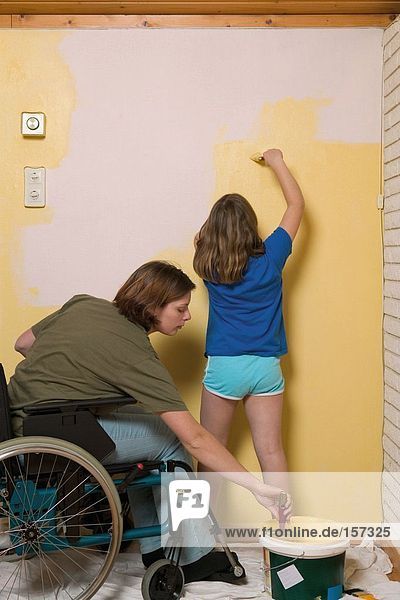 Behinderte Mutter und Tochter beim Dekorieren