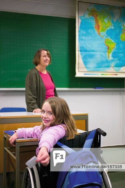 Behindertes Mädchen im Klassenzimmer