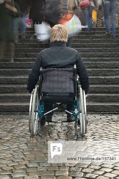 Behinderter Mann unten an der Treppe