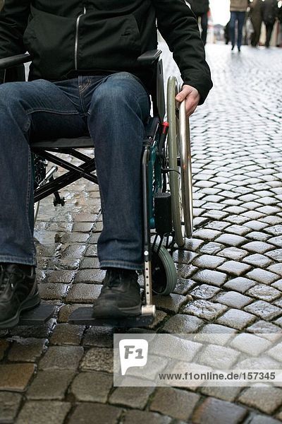 Behinderter Mann im Rollstuhl