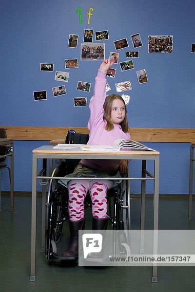 Behindertes Mädchen im Klassenzimmer