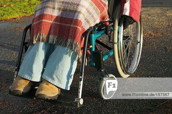 Behinderte Frau im Rollstuhl