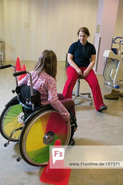 Mädchen lernen den Umgang mit dem Rollstuhl