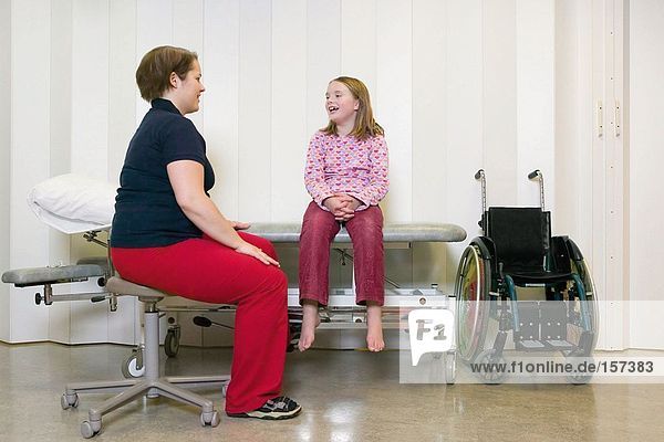 Behindertes Mädchen mit Mutter im Krankenhaus